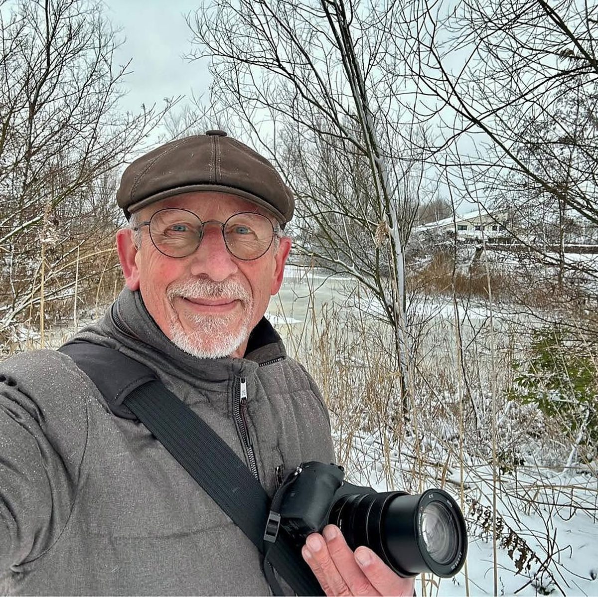 Jan Gorter met camera in een besneeuwd landschap